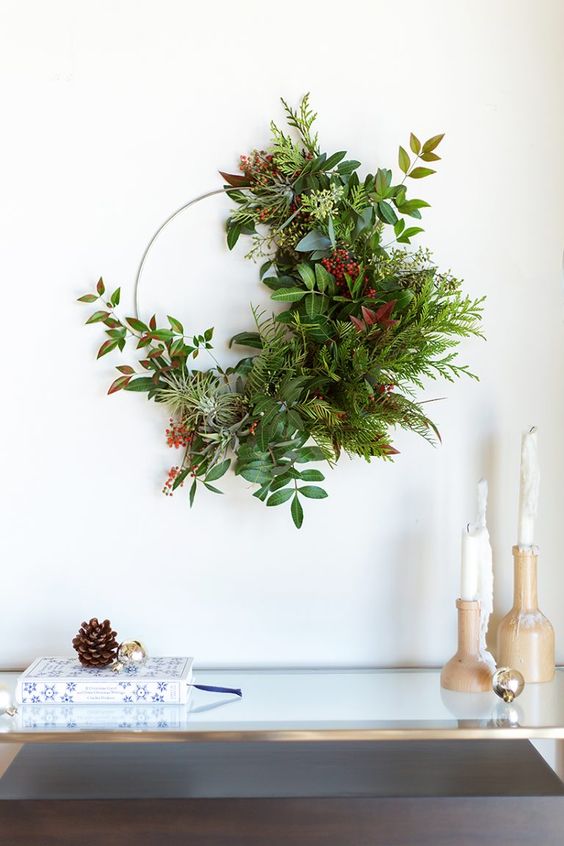 a modern and textural holiday wreath with lots of various greenery and foliage, air plants and berries is an amazing idea for winter