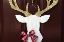 a lovely front door deer decor idea for Christmas