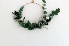 31 a modern copper wire Christmas wreath with eucalyptus, cotton and baby’s breath is a great idea for a modern holiday space