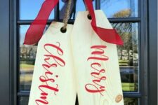 35 giant tags of wooden boards and a red bow on top is a lovely idea for styling your front door at Christmas