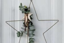 43 a star-shaped Christmas wreath with eucalyptus, with wooden stars is a cool and contemporary idea for door decor