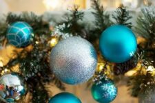a garland with silver and blue ornaments is a lovely decoration for both indoors and outdoors and is easy to compose yourself