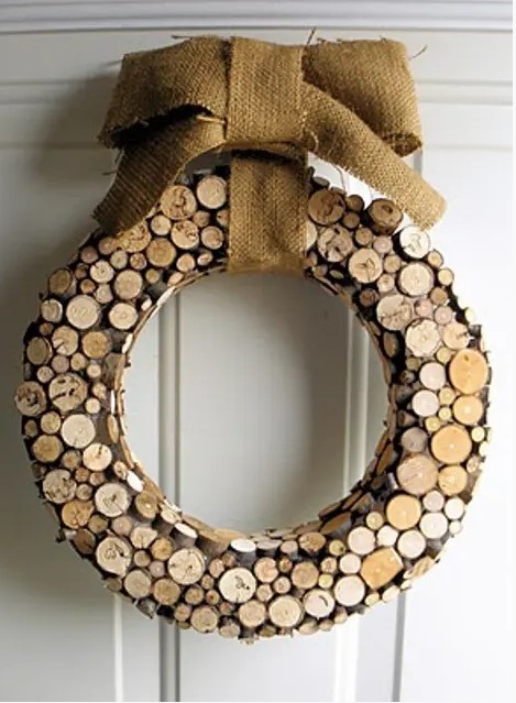 a cute wood slice Christmas wreath