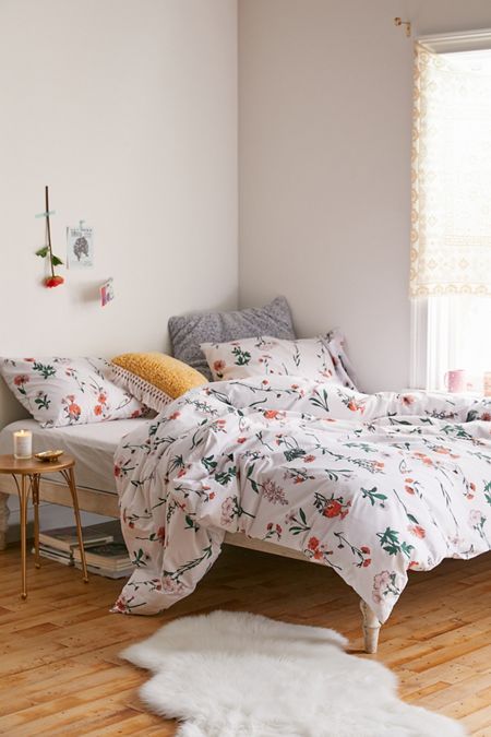 floral bedding with a bit of bold accents is right what you need for spring and summer to create a mood in your bedroom
