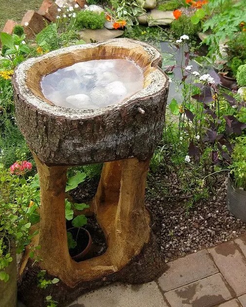 a stand with a bird bath made of a tree stump is a lovely idea for a rustic garden, you can make one easily