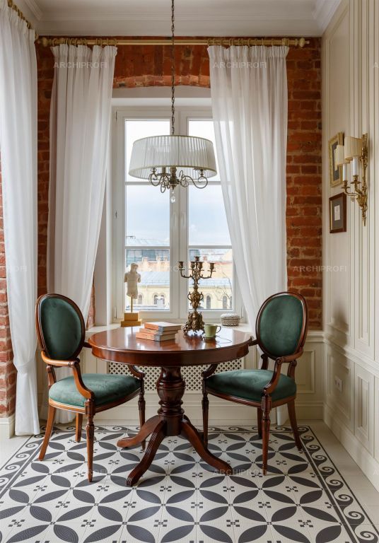 a small and refined dining space by the window, with a dakr-stained round table, antique chairs, a pendant lamp and a gallery wall