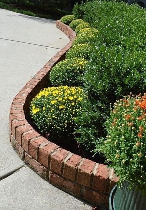 red brick garden bed edging is a stylish idea with a very neat final look, it always works