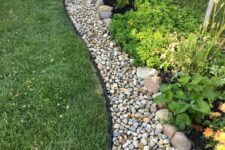 08 pebble garden eding is a super natural and beautiful idea that works for modern natural gardens and for  Zen-like Asian ones