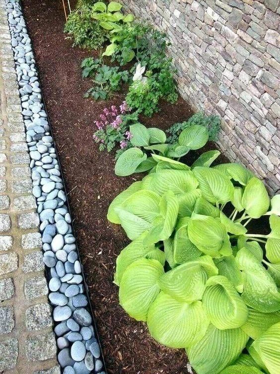catchy garden bed edging with pebbles is a stylish idea for many spaces, make a gutter with pebbles for a more modern and neater look