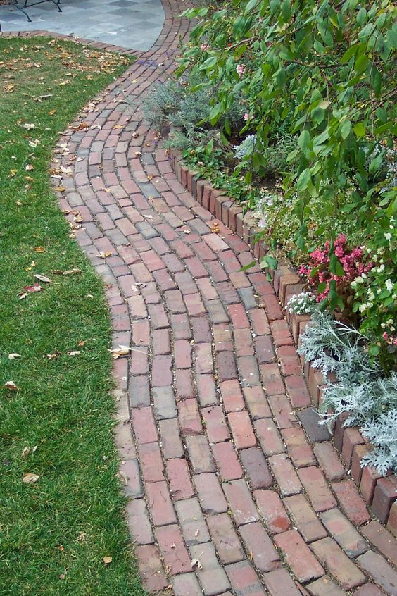 red brick garden edging is always a good idea to rock, it's a stylish and chic solution for any space