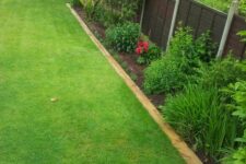 31 stained wood garden edging is a cool idea for lining up a lawn or some garden beds, it’s classics but not for damp areas