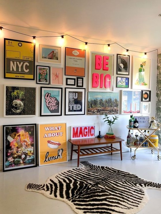 a bright and catchy pop art gallery wall with mismatching frames and bold artworks in this style is amazing