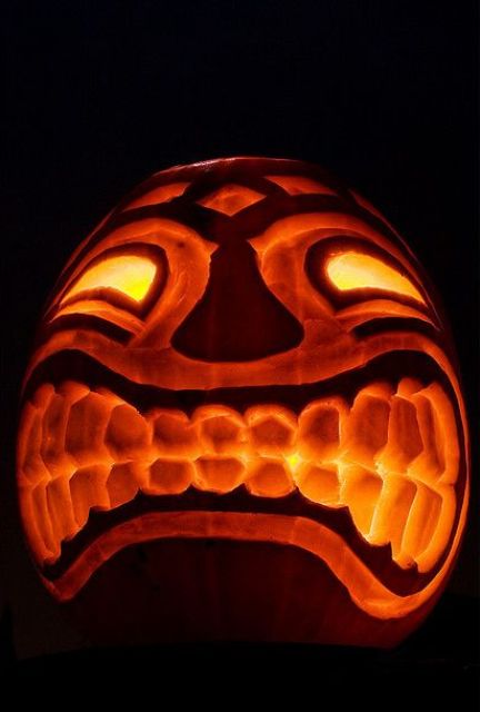 a scary Halloween pumpkin with a tropical feel is a catchy and stylish idea for a tropical party