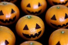 32 mandarins decorated as pumpkin jack-o-lanterns will excite your guests