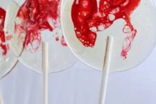 40 fantastic bloody lollipops are amazing for giving them as Halloween party favors or to serve them as desserts