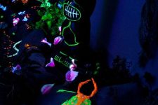 45 bold tropical Halloween decor with neon tiki torches and other stuff is catchy and easy to make