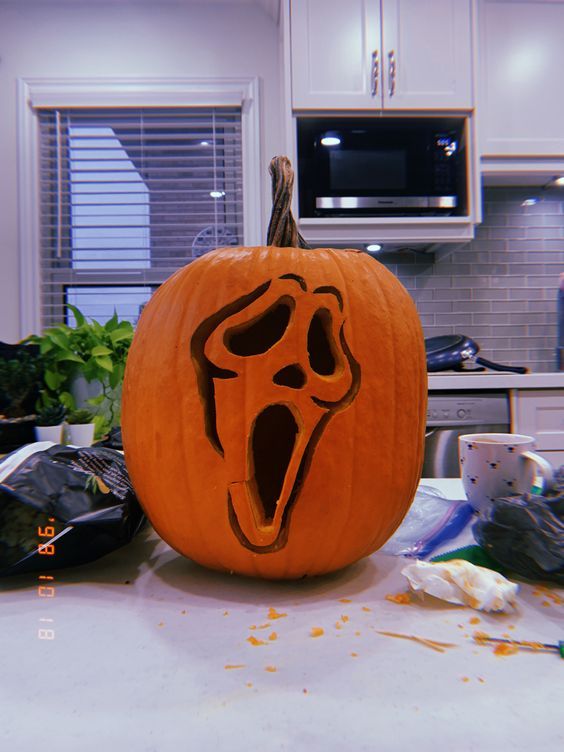 a Scream inspired pumpkin is a cool idea for fans and not only, these films are classic for Halloween