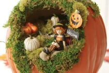 a cute Halloween diorama with moss, small pumpkins, a little witch and a black cat on top is a very fun solution for a kids’ party