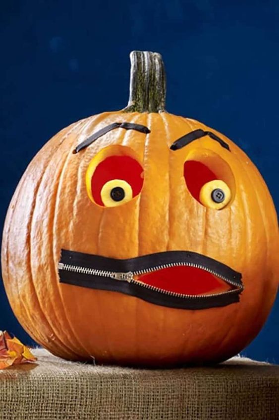 a simple carved pumpkin with a bit of details - button eyes, eyebrows and a zip mouth is a nice and fast to make DIY for Halloween