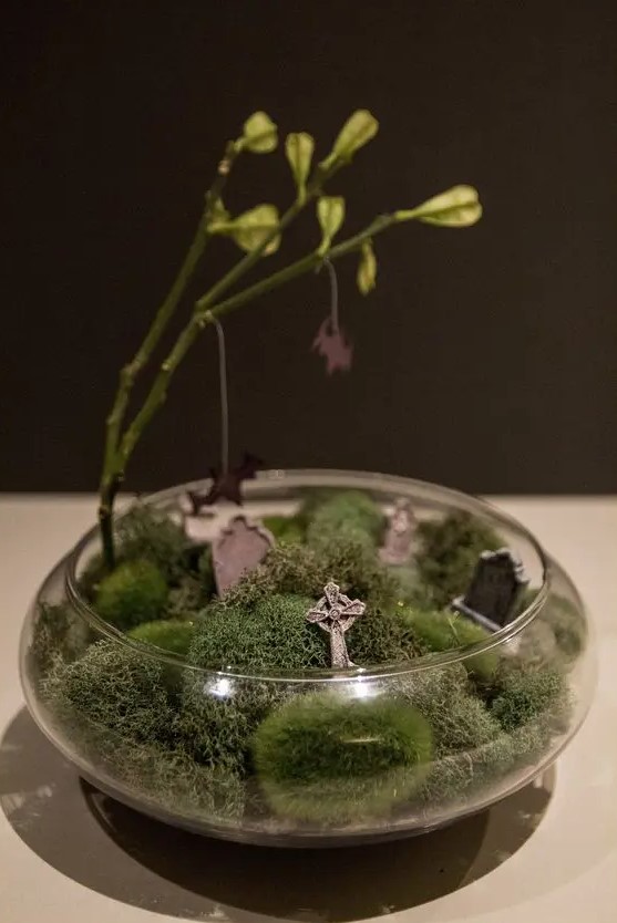 a very easy to make Halloween terrarium with moss, tombstones and a tree is a cool idea, repeat it easily