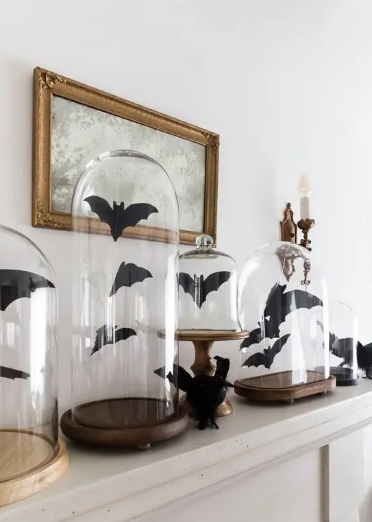 paper bats in cloches are nice and easy last-minute Halloween decoration, not only for a mantel