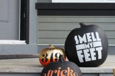 26 black and gold pumpkins with number and letter stencils are cool and chic and are easy to realize for Halloween