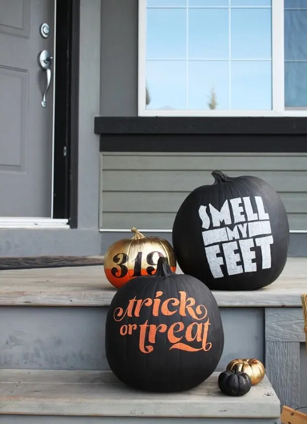 black and gold pumpkins with number and letter stencils are cool and chic and are easy to realize for Halloween