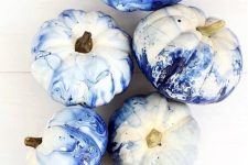 41 beautiful indgo blue marbled pumpkins are a catchy and chic idea for modern fall or Halloween decor