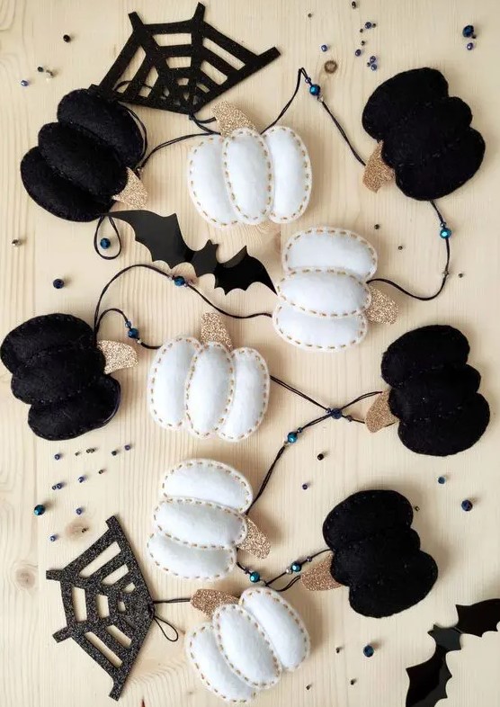 a gorgeous felt garland with black and white pumpkins, bats and spiderwebs is a cool solution for Halloween