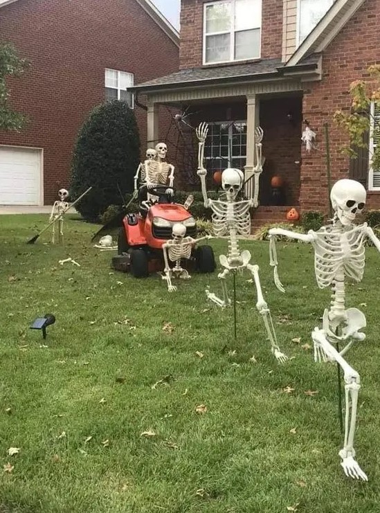 a lawnmower skeleton scene like this one is a very fun and cool idea for any outdoor space at Halloween, and it looks awesome