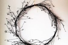 a moody twig wreath is a cool decor idea for the fall and Halloween is easy to make and it looks very natural