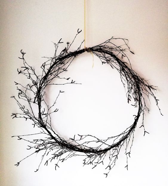 a moody twig wreath is a cool decor idea for the fall and Halloween is easy to make and it looks very natural
