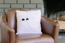 a mummy pillow with googly eyes like this one can be easily made for Halloween, no sewing is required