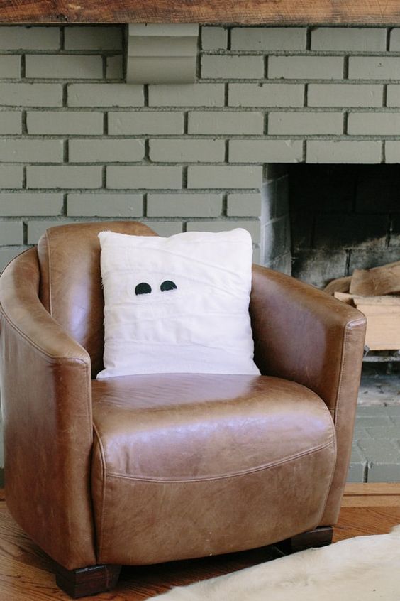 a mummy pillow with googly eyes like this one can be easily made for Halloween, no sewing is required