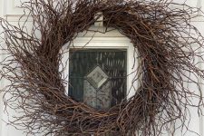 a rustic twig wreath with no details will be a great idea for both fall and Halloween, it looks nice and relaxed