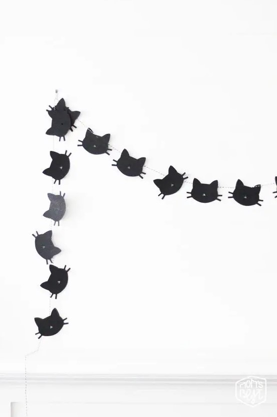 a simple and cute black cat garland of paper is always a good idea for Halloween, whether it's a kids' party or not