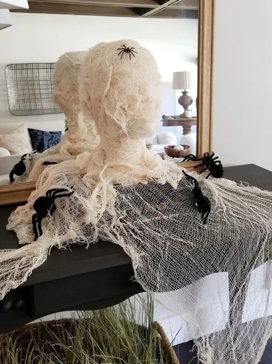 a spooky mummy head with spiders is a lovely decoraiton for Halloween that you can easily make yourself