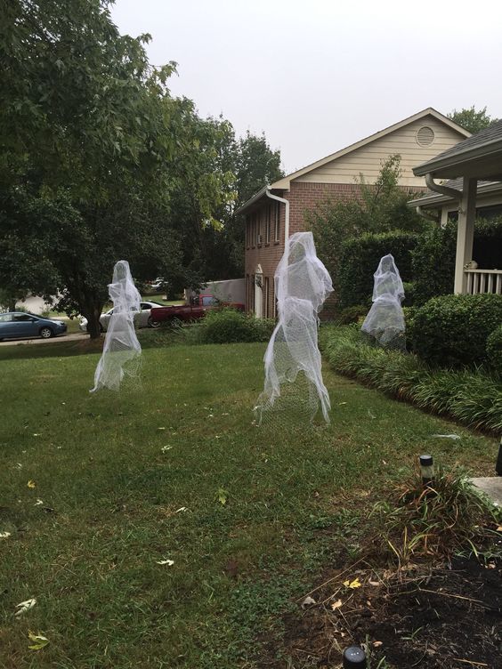 a yard with ghosts of wire and tulle will scare everyone, it's always a good idea for Halloween