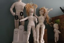 lovely and fun mummy dolls – just take usual kids’ dolls and wrap them to make mummies for Halloween