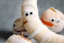 mummy fruits are perfect treats for kids’ Halloween parties, make them fast and easily right now