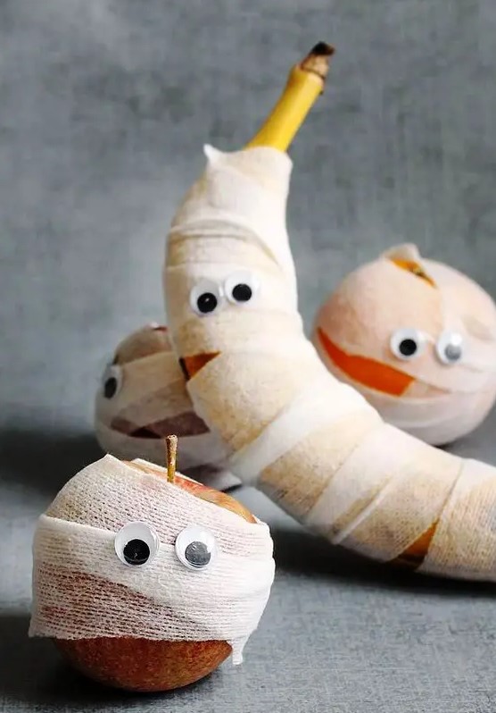 mummy fruits are perfect treats for kids' Halloween parties, make them fast and easily right now