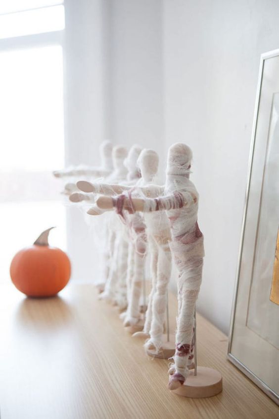 simple Halloween dolls like these ones can be made really fast and easily, they are great for Halloween decor