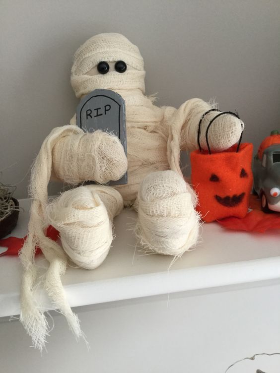simple and cool mummy Halloween decor, you can make it yourself without any problems