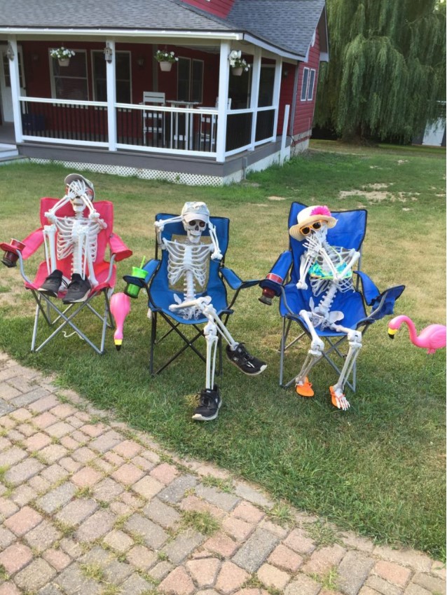skeletons trying to get suntanned are a cool idea for those who has lots of sunshine during this time of the year