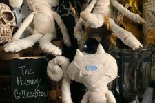 such mummy dolls can be easily DIYed and will be nice decorations for kids’ Halloween parties