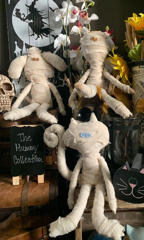 such mummy dolls can be easily DIYed and will be nice decorations for kids' Halloween parties