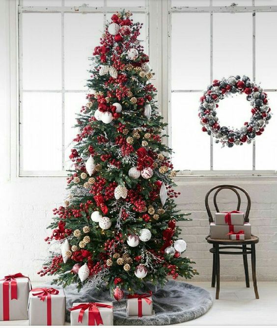 a spectacular Christmas tree with white and red ornaments, berries and lights is a very bold solution for your space