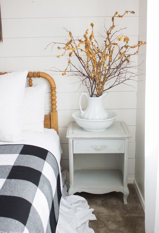 an easy fall bedroom decor idea