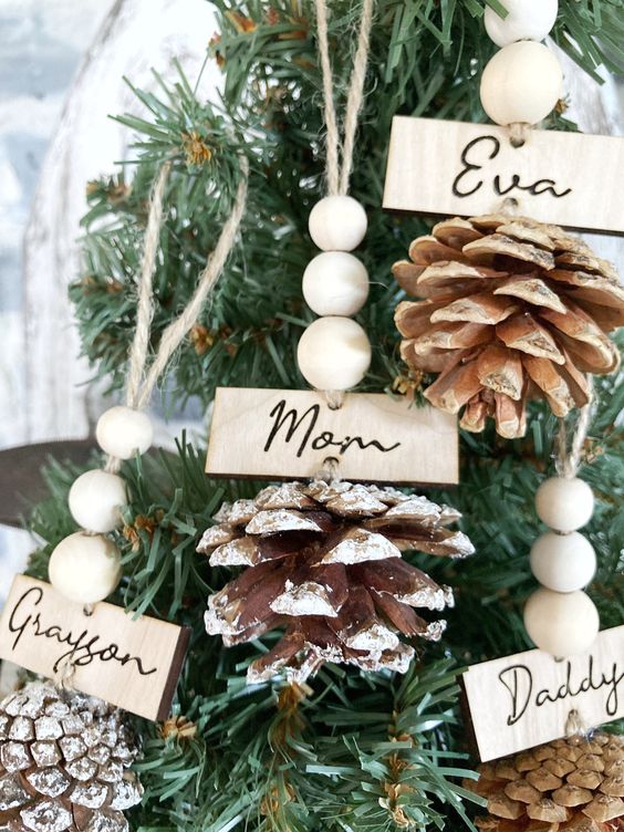 snowy pinecones with wooden beads and names can be little Christmas favors or gifts, and they will bring a natural touch to the space