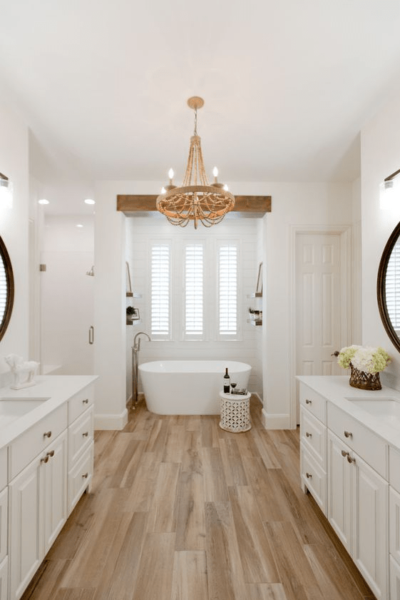 a cozy bathroom with laminate flooring
